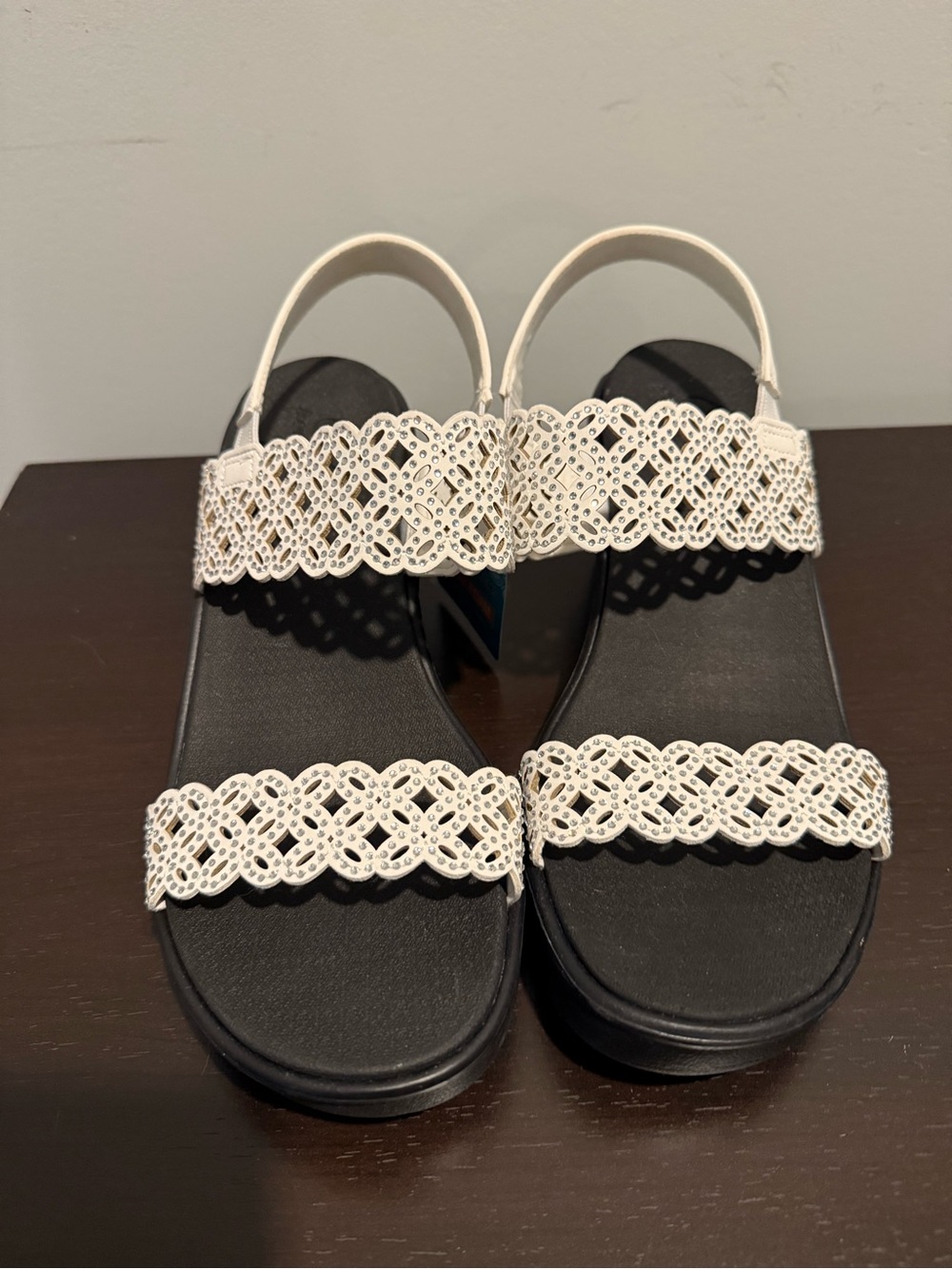 Skechers Scalloped Rhinestone
Wedges white - Sassy Dayz
